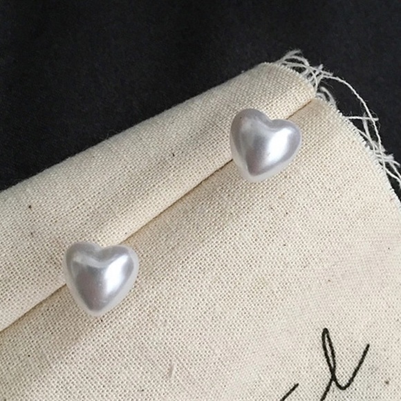 NEW!๐๐GIRLY CUTE!๐PEARL LOOK!๐HEART STUDS!๐๐ - Picture 4 of 6